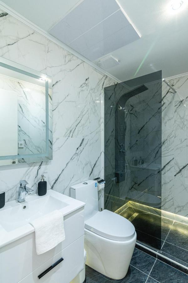 The Royals Downtown Apartment Budapest Exterior photo